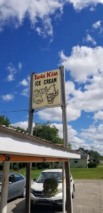Twin Kiss Picture 3
