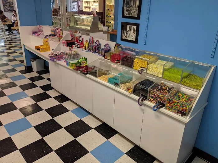 Sweet Things Ice Cream Shoppe Picture 3