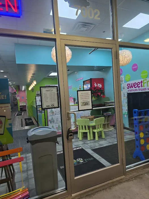 sweetFrog Premium Frozen Yogurt Picture 10