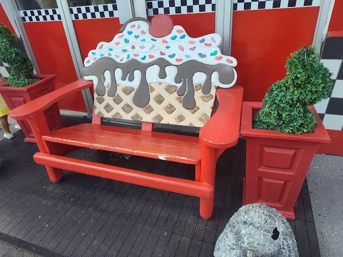 Sugar Lips Ice Cream Shop Picture 3