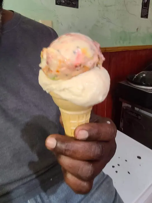 Tin Top Ice Cream Shoppe Picture 4
