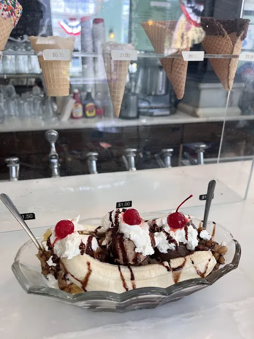 Zoe's Ice Cream Emporium & Café Picture 1