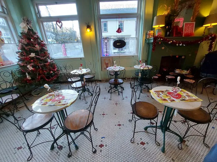 Zoe's Ice Cream Emporium & Café Picture 4