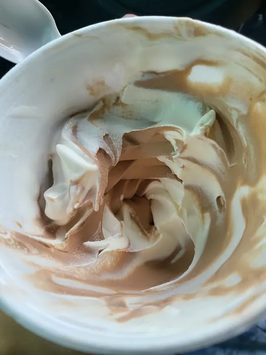 Lindy's Ice Cream Stop Picture 6