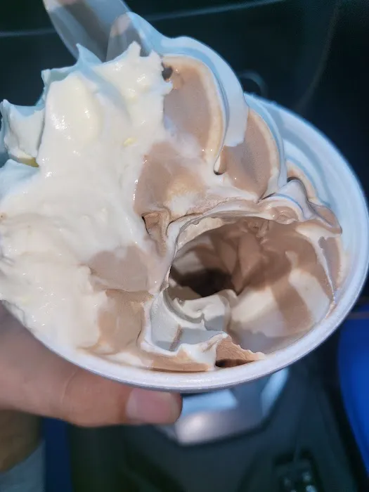 Lindy's Ice Cream Stop Picture 5