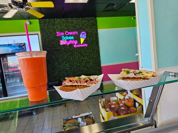 La Favorita Ice Cream and Snacks Picture 8