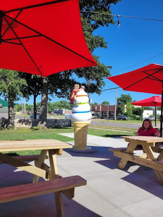 C-Town Twist Ice Cream Stand and Mini Golf Picture 1