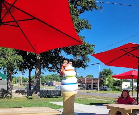 C-Town Twist Ice Cream Stand and Mini Golf