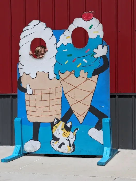 C-Town Twist Ice Cream Stand and Mini Golf Picture 8