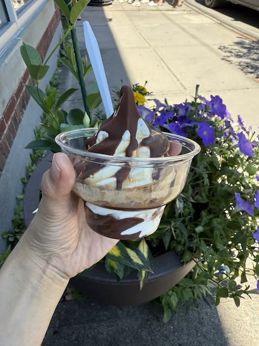 Evelyn's Ice Cream Bar Picture 9