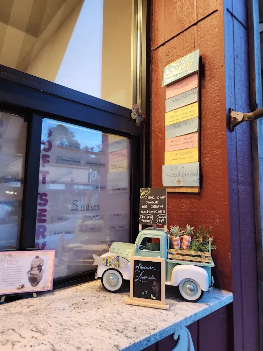 Evelyn's Ice Cream Bar Picture 8