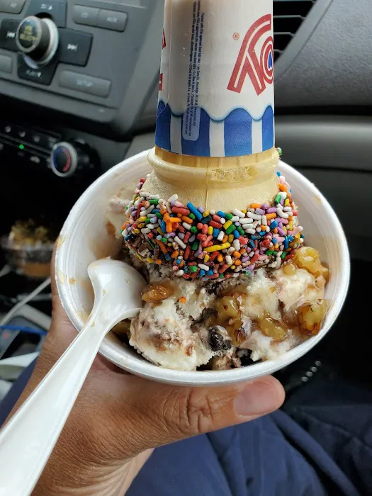 Sundae's Ice Cream Parlor Picture 6