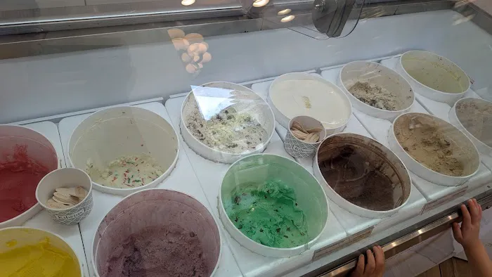 Kilwins Ice Cream - Chocolate - Fudge Picture 3