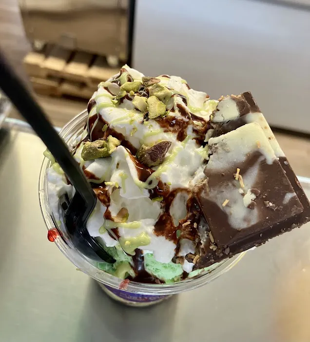 Ally's Ice Cream & Grill Cafe Picture 2