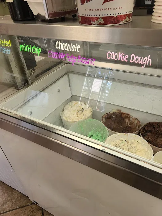 Sundae's Ice Cream Parlor Picture 5