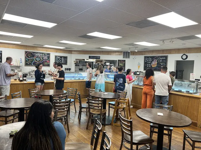 Scoops Ice Creamery Picture 2