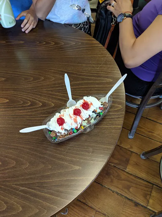 Scoops Ice Creamery Picture 6