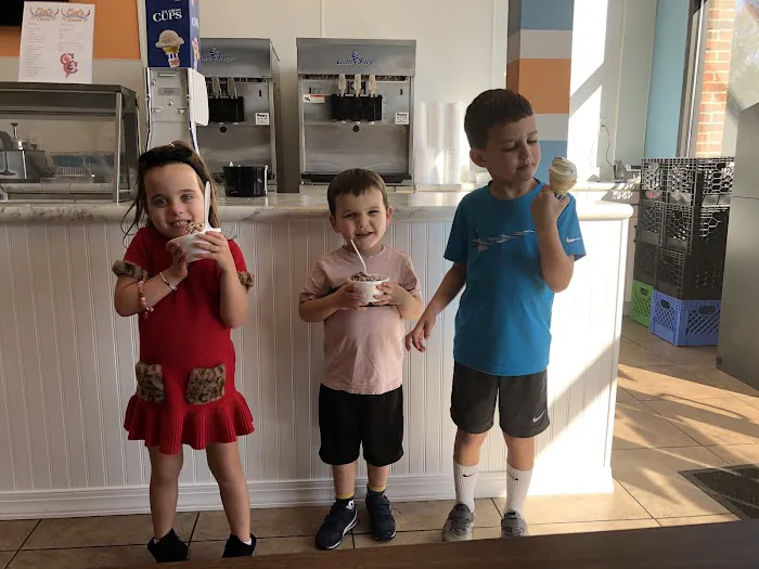 Carl's Corner Ice Cream Shoppe Picture 4