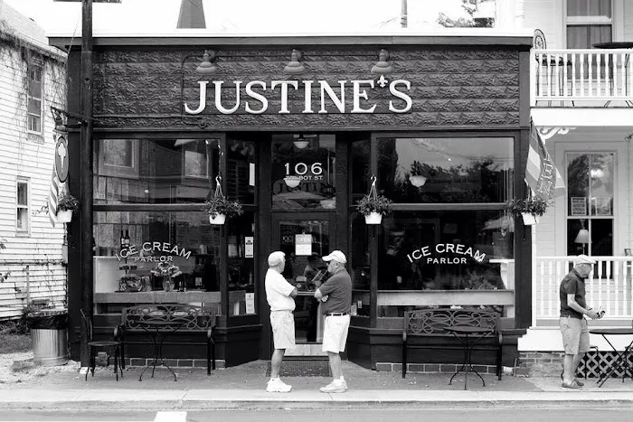 Justine's Ice Cream Parlour Picture 7