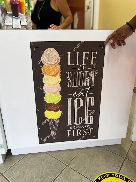 Carolina's Ice Cream Cafe Picture 5