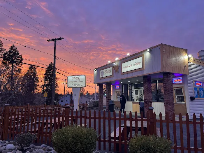 Stella’s Creamery & Cakes Picture 5