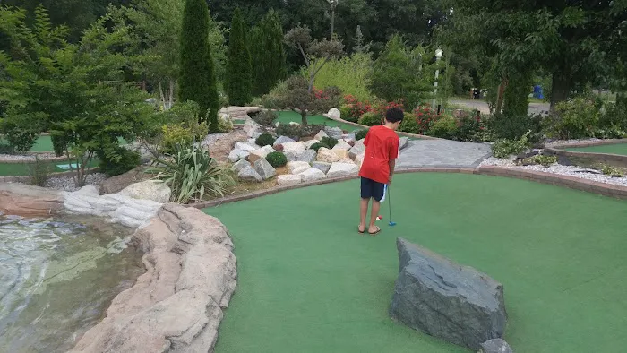 Serene Custard & Miniature Golf Picture 3