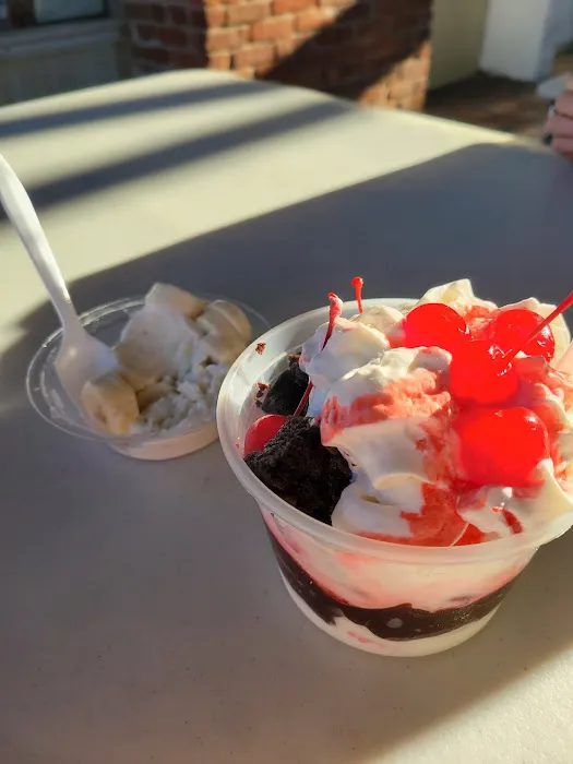 Serene Custard & Miniature Golf Picture 10