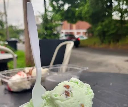 Lola's Ice Cream Korner