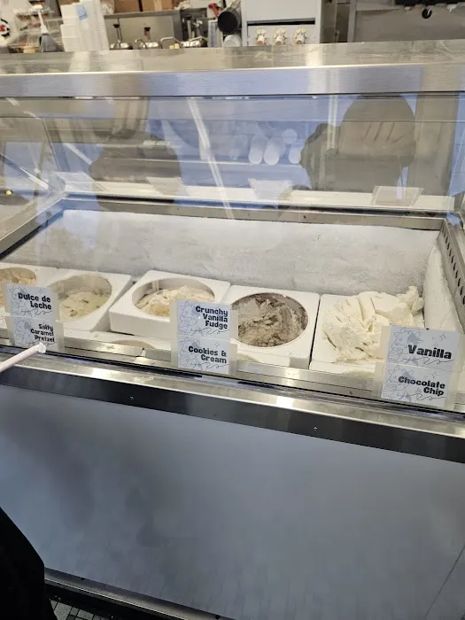 Colonia Dairy Maid Picture 7