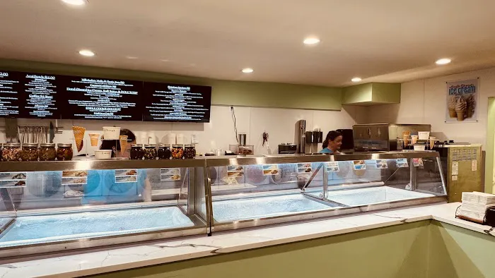 Brrrr Ice Cream, Shakes & Crepes Picture 2