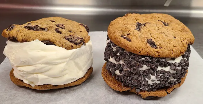 Del's Custard & Yogurt Picture 5
