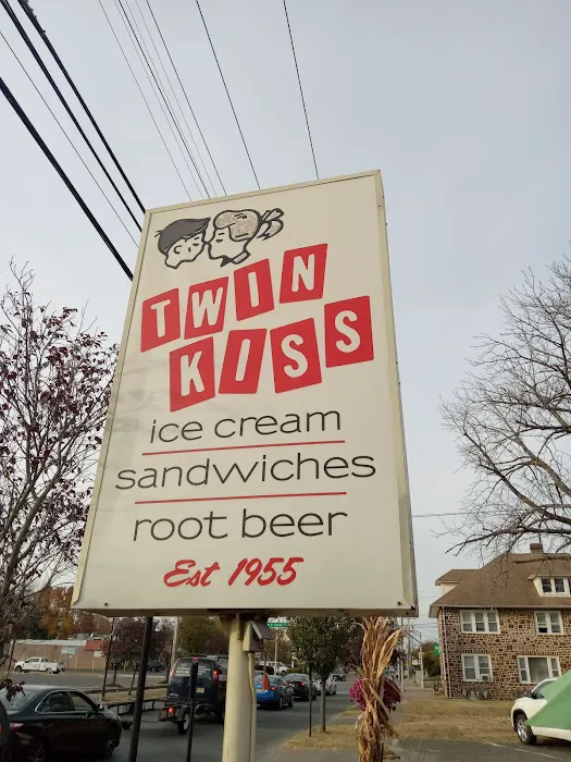 Twin Kiss Drive In Picture 7