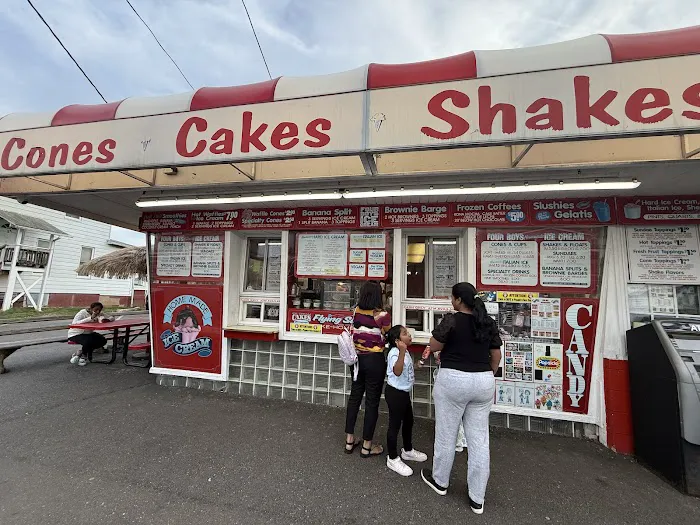 Four Boys Ice Cream Shop Picture 8