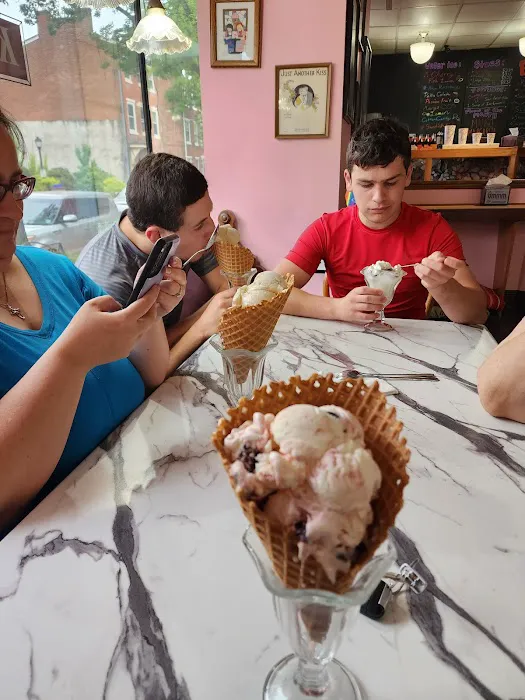 UMMM Ice Cream Parlor Picture 2
