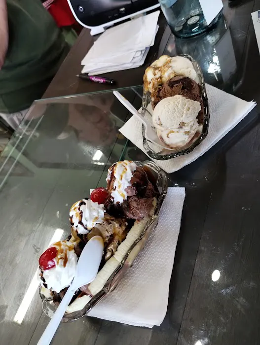 The Pig's Tail Ice Cream Shop Picture 5