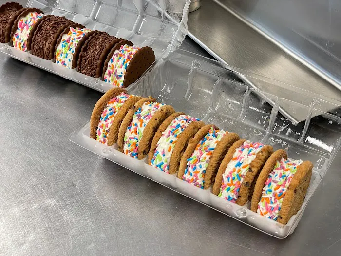 Twist Ice Cream Shop Picture 8