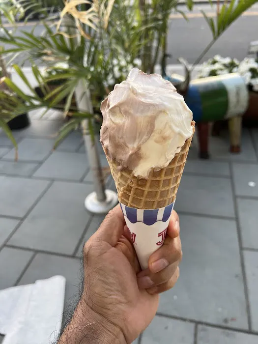 Ice Cream on Grand Picture 3