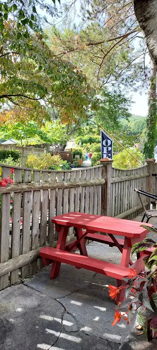 Red Dahlia Café Picture 5