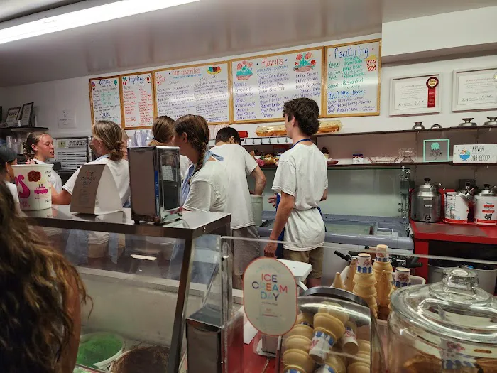A La Mode Ice Cream Parlor Picture 7