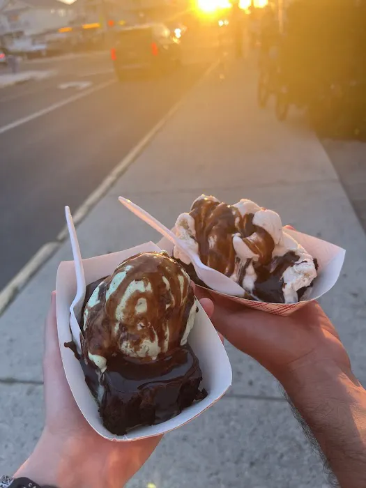 A La Mode Ice Cream Parlor Picture 3