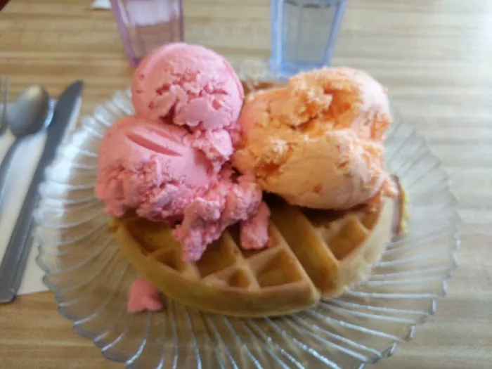 A La Mode Ice Cream Parlor Picture 9