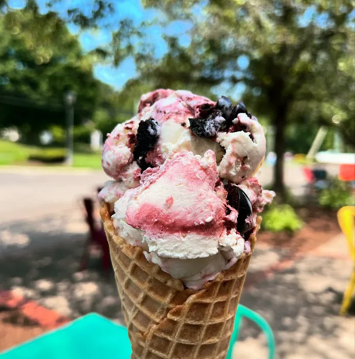 Scoopin Ice Cream Shop Picture 8