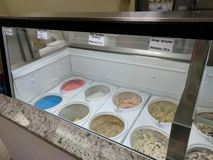 Scoopin Ice Cream Shop Picture 5