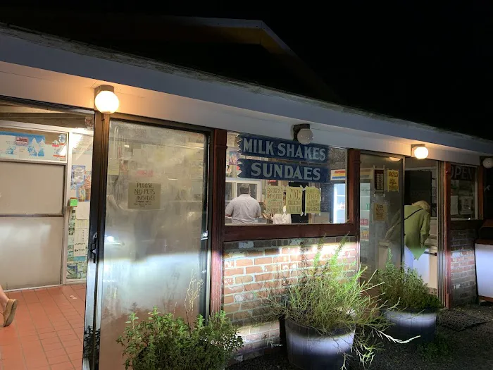 Dairy Delight Ice Cream Shop Picture 2