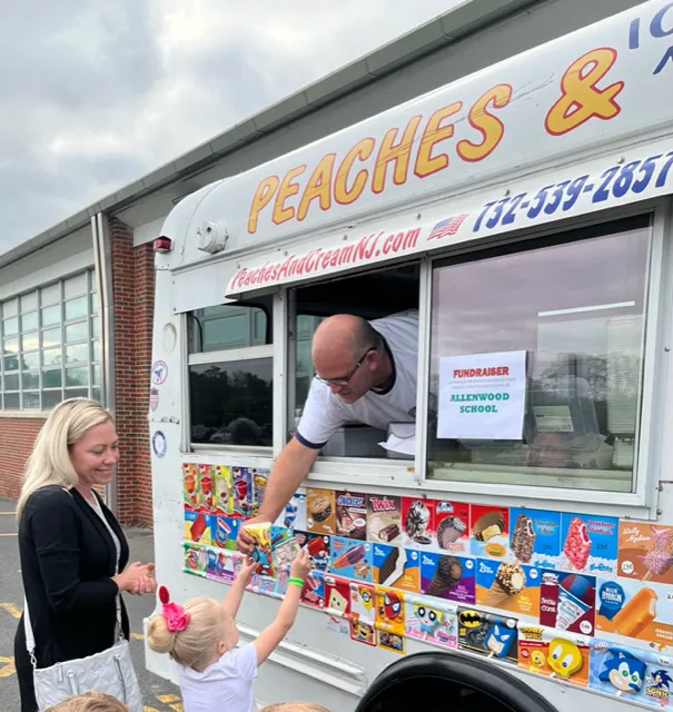 Peaches & Cream Ice Cream Truck Picture 6