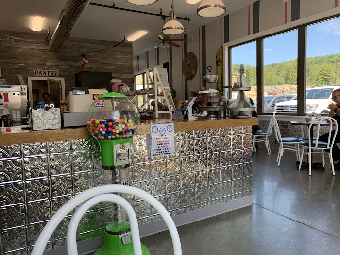 The Country Creamery Ice Cream Parlor Picture 5