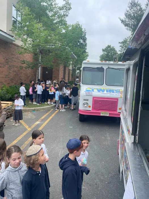 Twins ice cream truck Picture 7