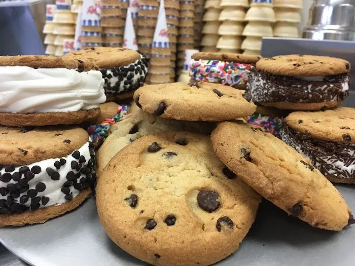 Main Scoop Creamery Picture 10