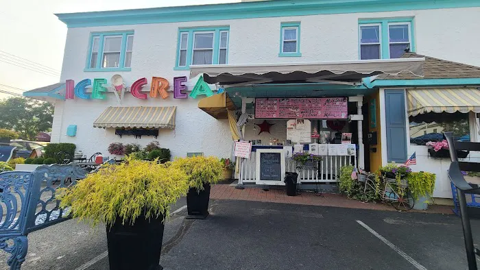 Hinlickity’s Ice Cream Parlor Picture 2