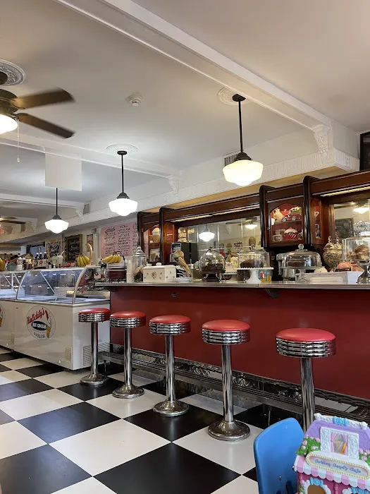Hinlickity’s Ice Cream Parlor Picture 4